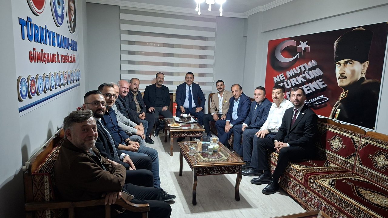 BAŞKANIMIZA, 25 EYLÜL DÜNYA ECZACILIK GÜNÜ MÜNASEBETİYLE SÜRPRİZ KUTLAMA