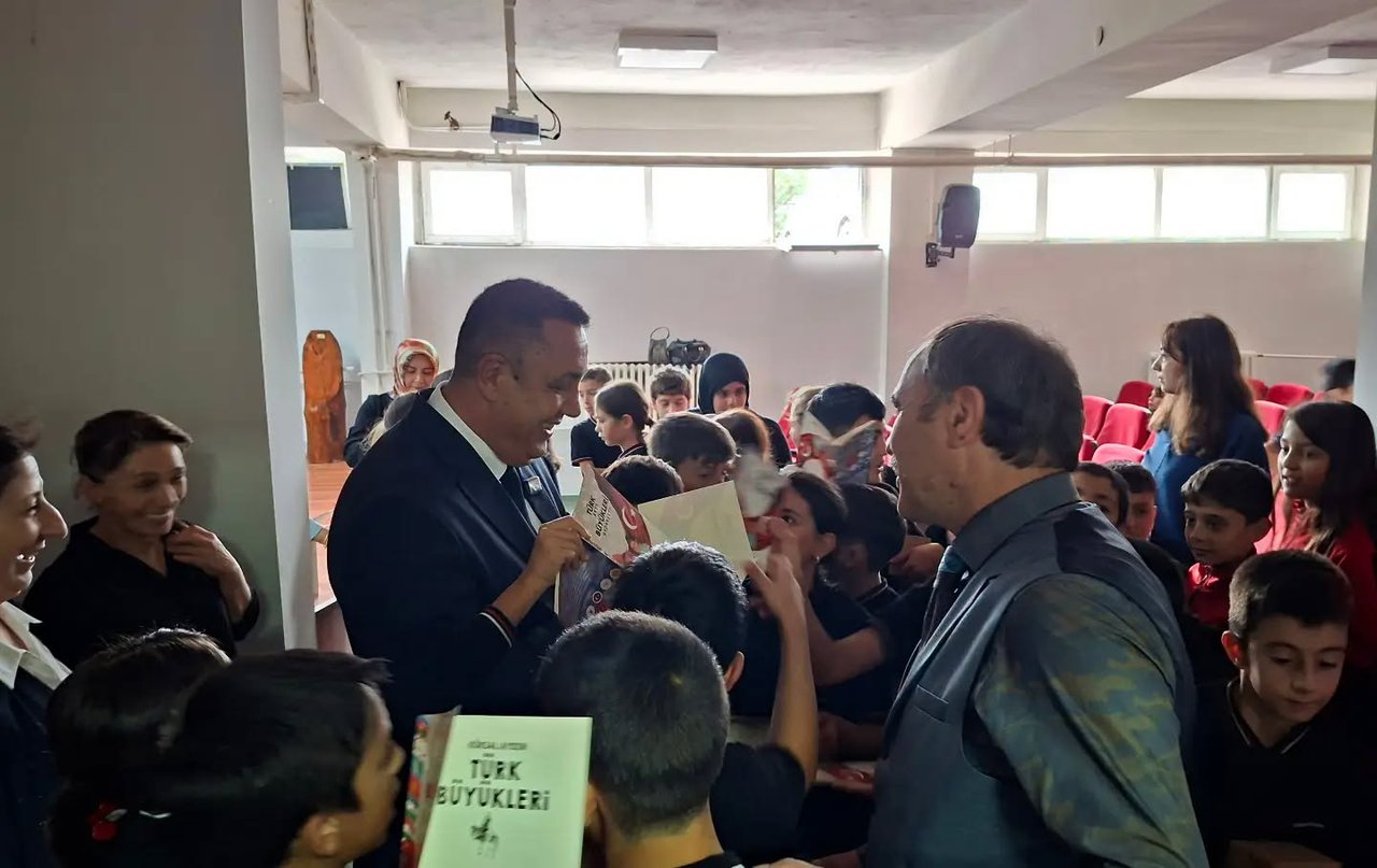 BAŞKANIMIZ, ATATÜRK ORTAOKULUNDA YENİ EĞİTİM YILININ HEYECANINI ÖĞRENCİLERİMİZLE PAYLAŞTI