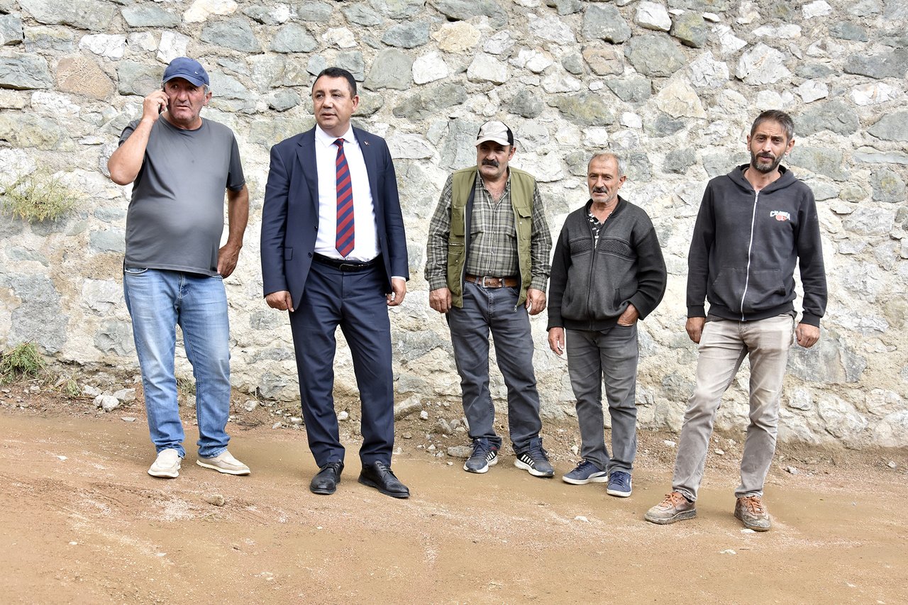 BAŞKANIMIZ, ASFALT SERİMİ ÇALIŞMALARINI PERSONELLERİMİZLE BİRLİKTE YÜRÜTTÜ