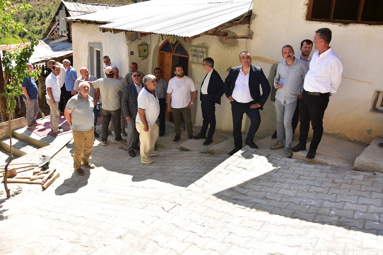 BAŞKANIMIZ, AKÇAKALE MAHALLEMİZDE CUMA NAMAZINI EDA ETTİ CAMİİ ÇEVRE DÜZENLEMELERİNİ İNCELEDİ