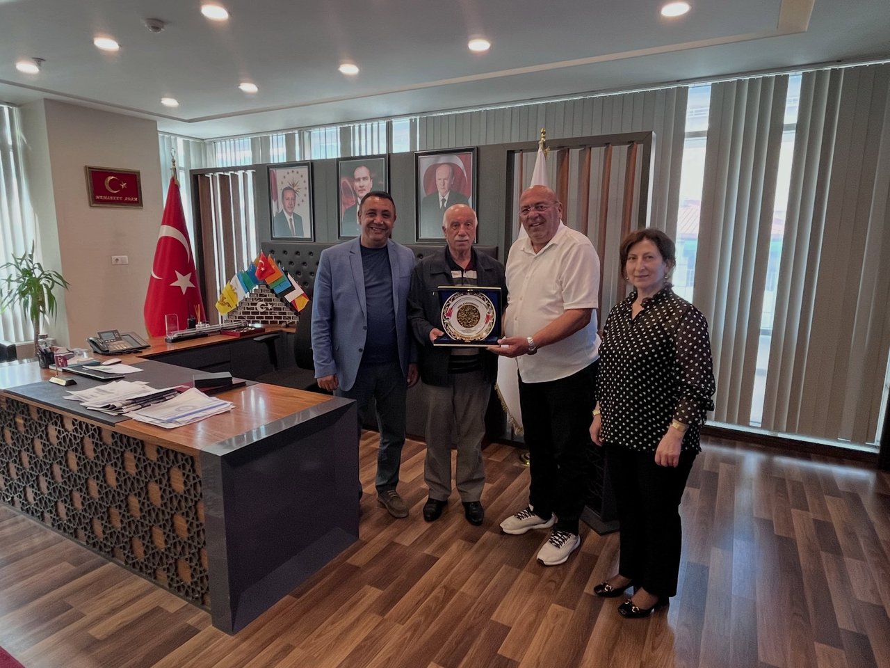 BAŞKANIMIZ, EMEKLİ OLAN KÜLTÜR VE SOSYAL İŞLER MÜDÜRÜMÜZ BADDAL BAYAR’A EMEKLERİ İÇİN TEŞEKKÜR ETTİ