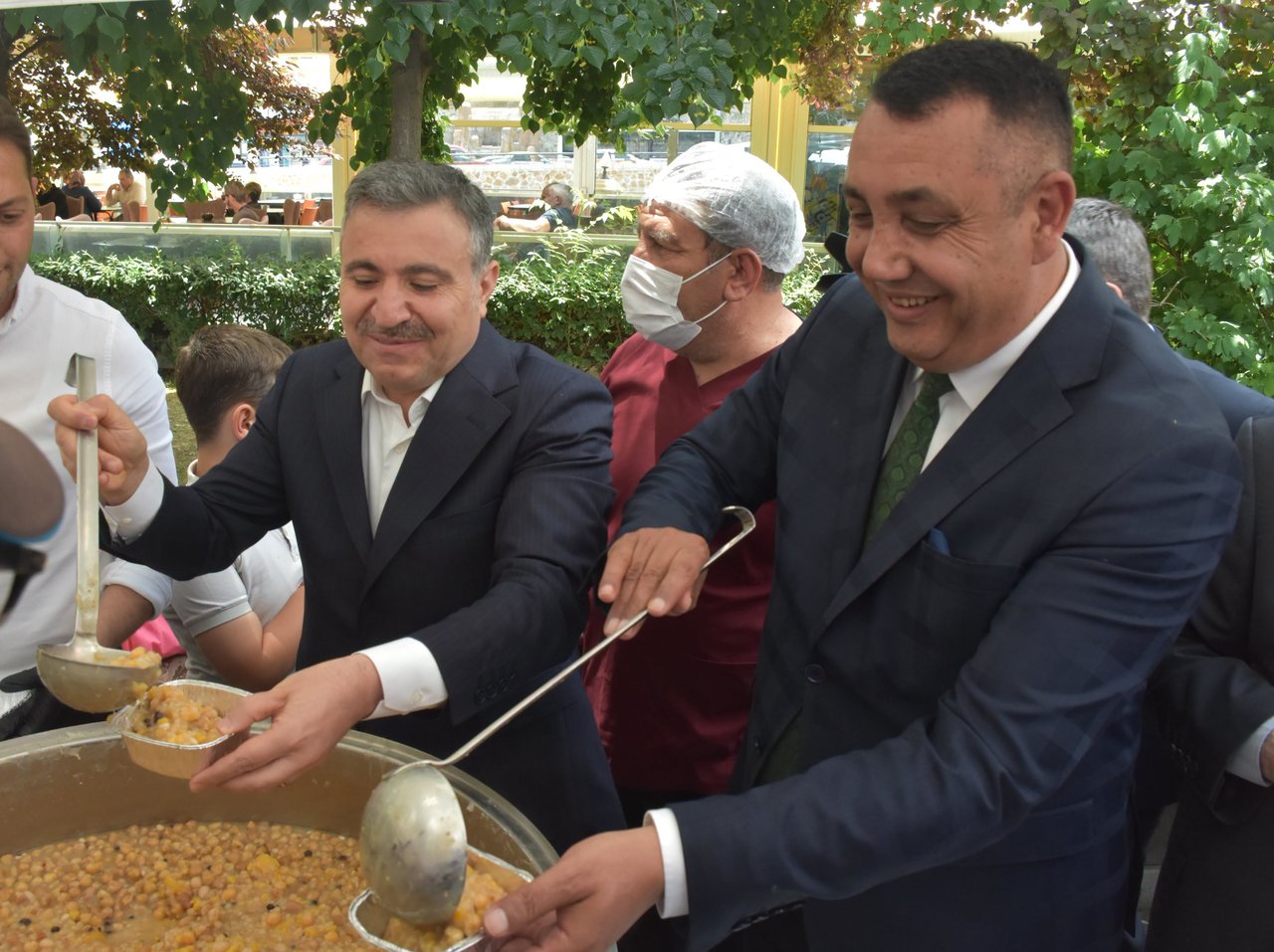 BAŞKANIMIZ, FATİH PARKINDA AŞURE İKRAMINDA BULUNDU