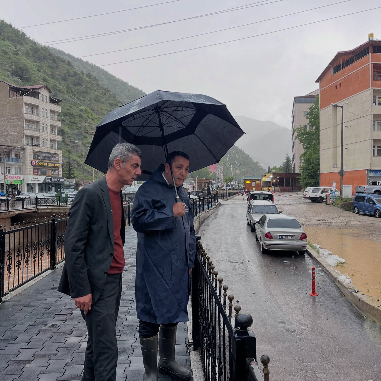YAĞMUR VE DOLU SONRASI OLUŞAN OLUMSUZLUKLARA EKİPLERİMİZ ANINDA MÜDAHALE ETTİ.