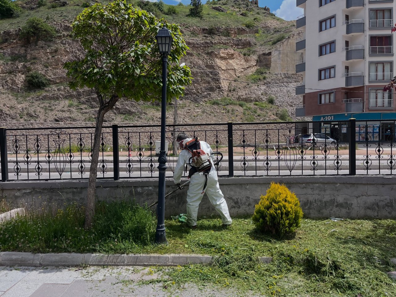 BAŞKANIMIZ, OT BİÇME VE TEMİZLİK ÇALIŞMALARINI İNCELEDİ SANAYİ ESNAFINI ZİYARET ETTİ
