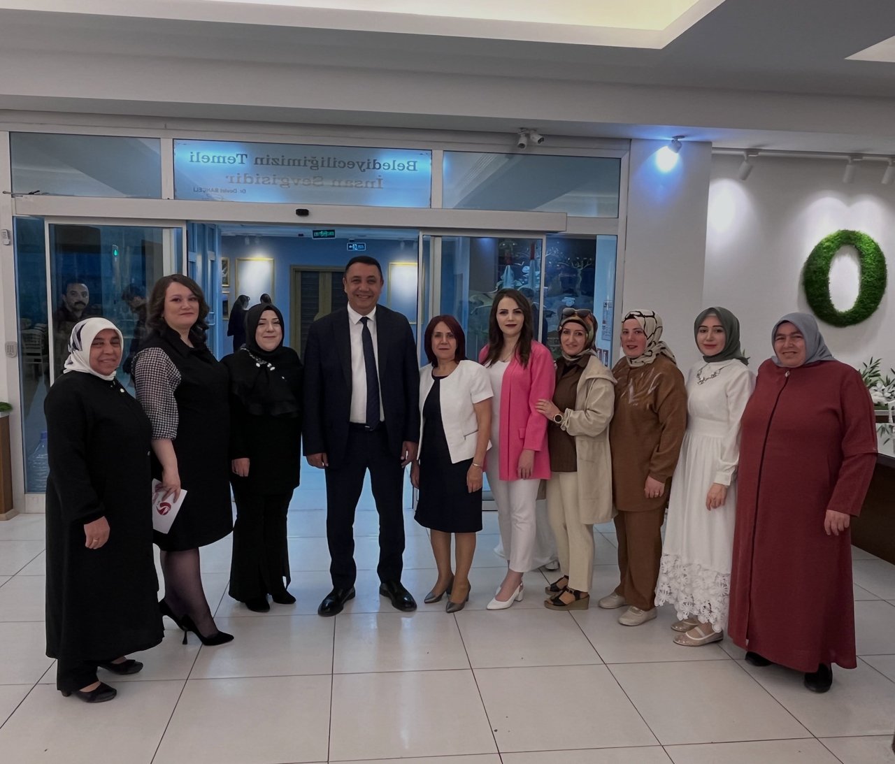BAŞKANIMIZ, ANNELER GÜNÜ KONSER PROGRAMINDA KIYMETLİ ANNELERİMİZLE BİR ARAYA GELDİ