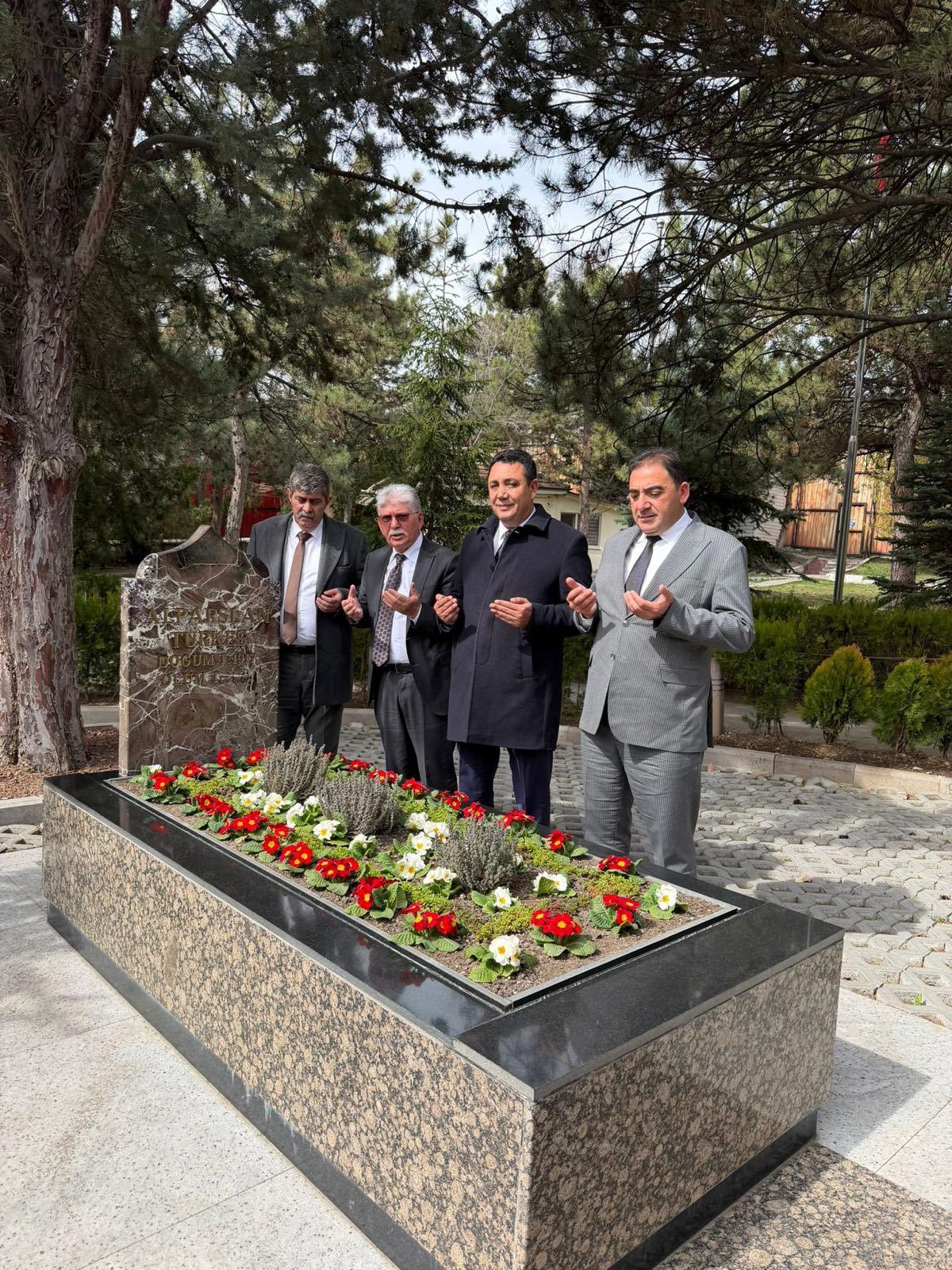 BAŞKANIMIZ, BAŞBUĞUMUZ ALPARSLAN TÜRKEŞ’İN KABRİNİ ZİYARET EDEREK DUA ETTİ
