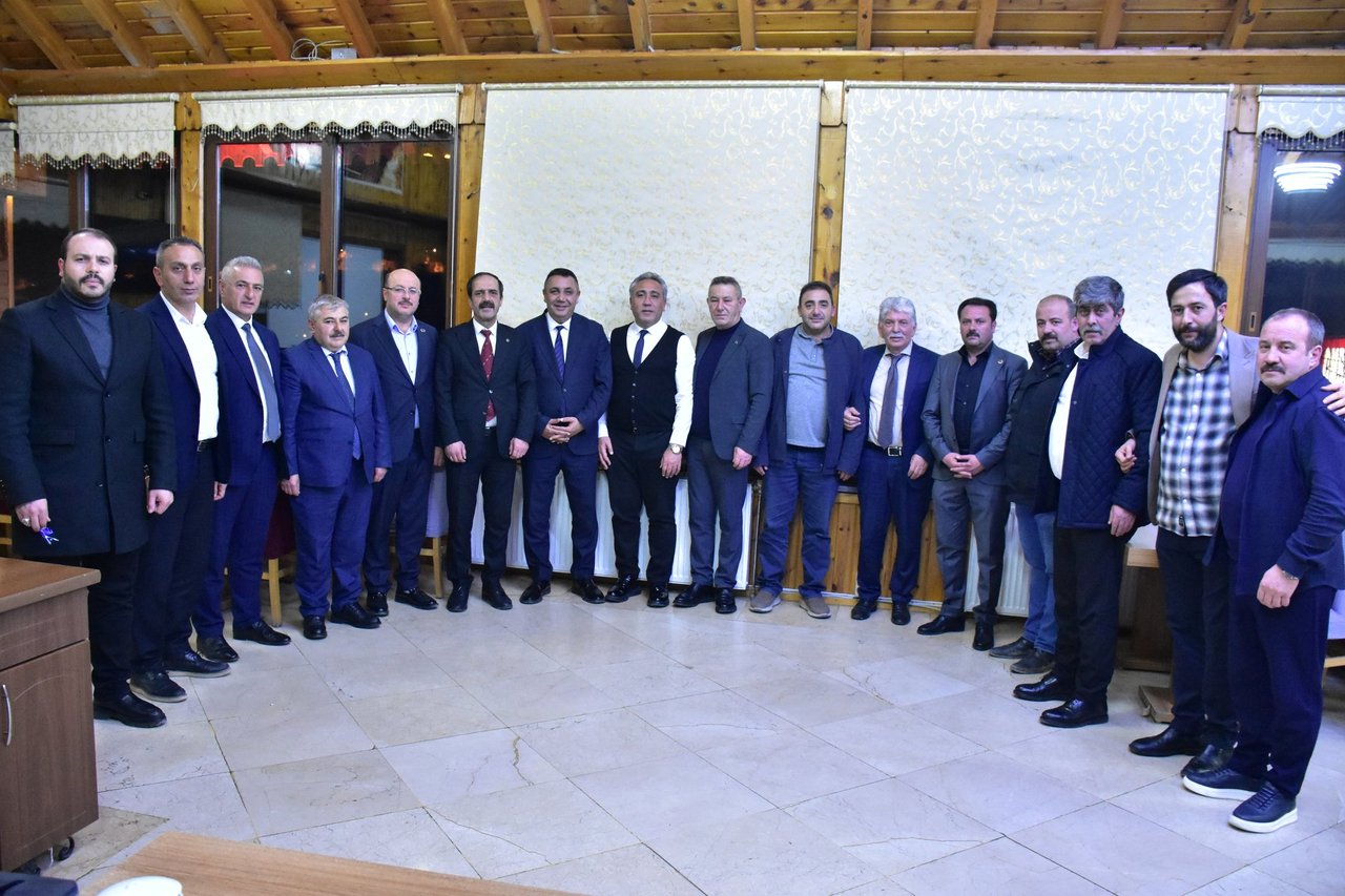 BAŞKANIMIZ, İL BAŞKANIMIZ VE İLÇE İLE BELDE BELEDİYE BAŞKANLARIMIZLA BİR ARAYA GELDİ