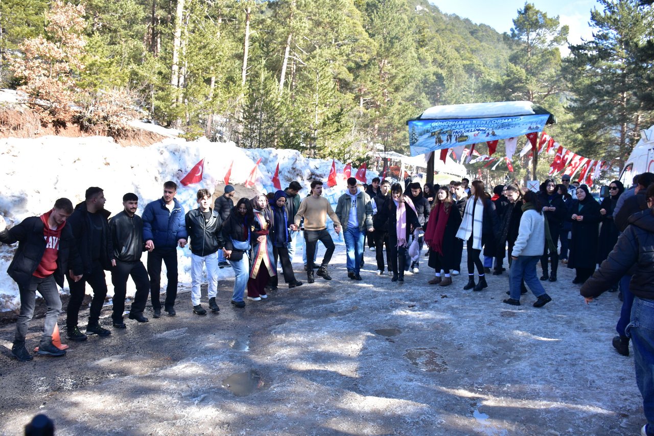 KENT ORMANINDA DÜZENLEDİĞİMİZ KAR FESTİVALİMİZ COŞKULU BİR ŞEKİLDE GERÇEKLEŞTİ