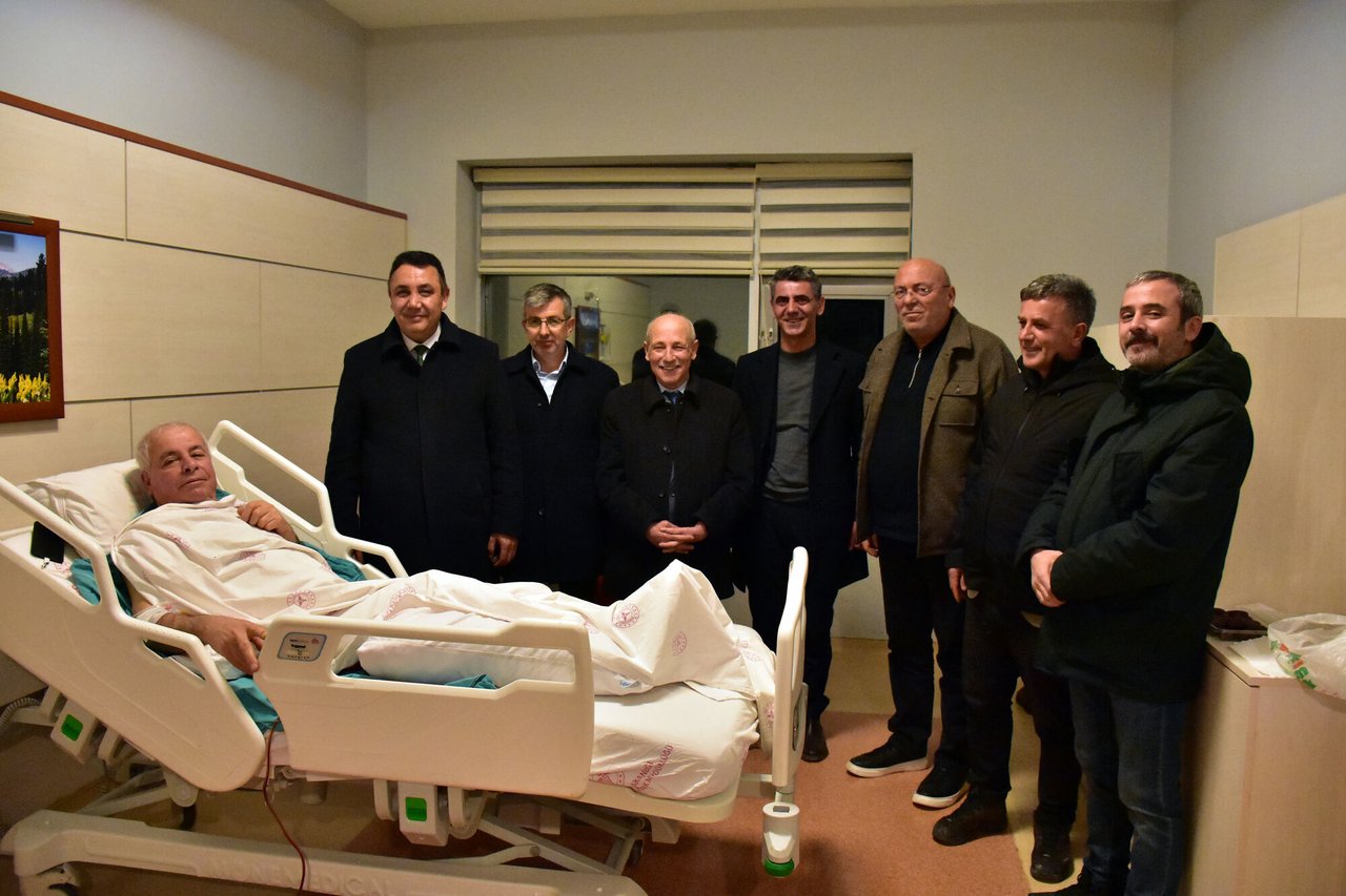 BAŞKANIMIZ, GÜMÜŞHANE DEVLET HASTANESİNDE TEDAVİ GÖREN TÜM HASTALARIMIZA  ACİL ŞİFALAR DİLEDİ