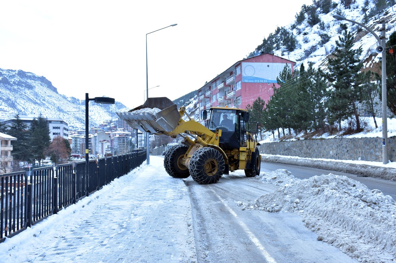 EKİPLERİMİZ, KAR VE BUZ TEMİZLEME ÇALIŞMALARINI ARALIKSIZ SÜRDÜRMEKTEDİR
