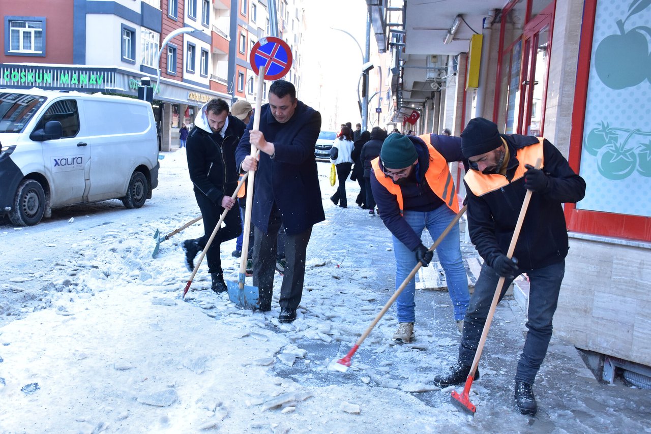 BAŞKANIMIZ, CUMHURİYET CADDEMİZDE KAR VE BUZLARI TEMİZLEME ÇALIŞMALARINI TAMAMLADIK