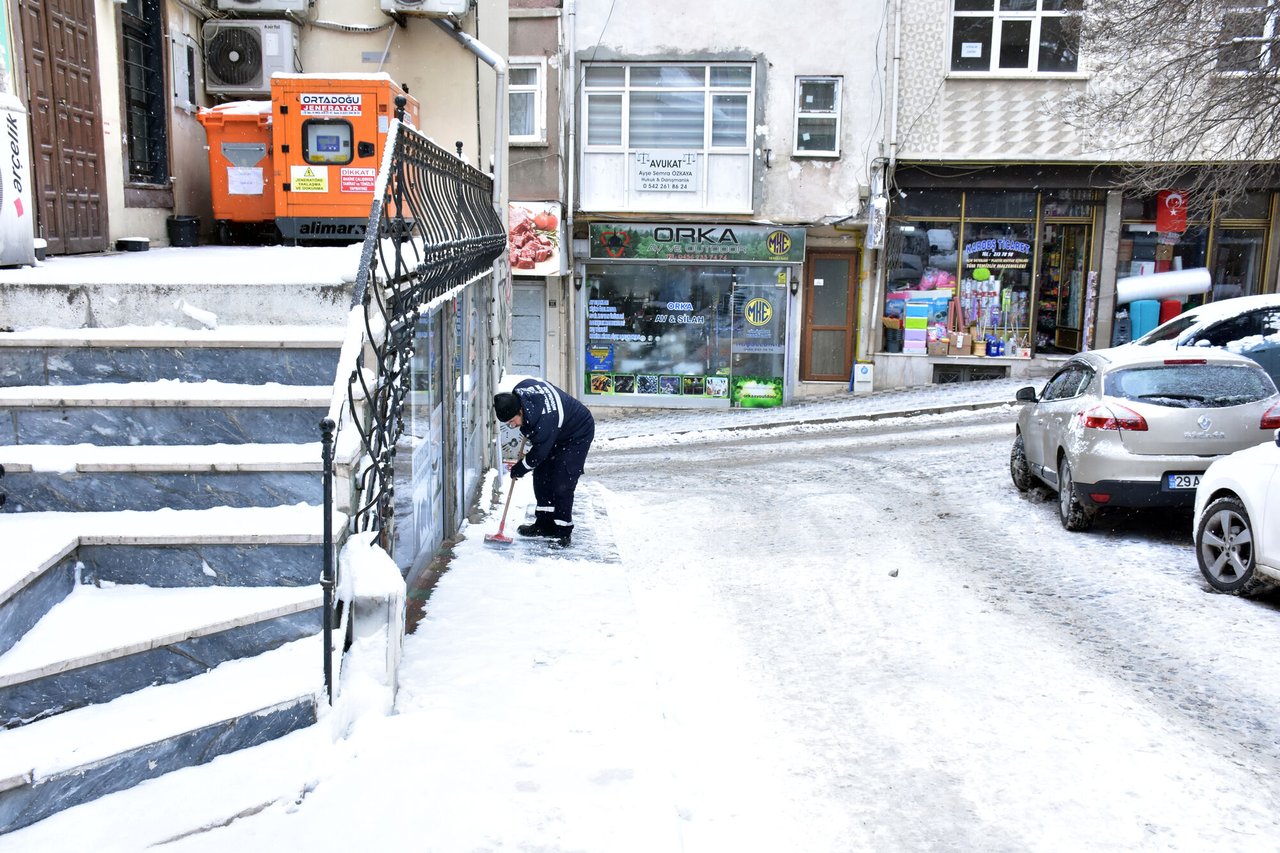 BAŞKANIMIZ, KAR KÜREME ÇALIŞMALARINA ÖZVERİYLE KATILAN TÜM EKİPLERİMİZE TEŞEKKÜR ETTİ