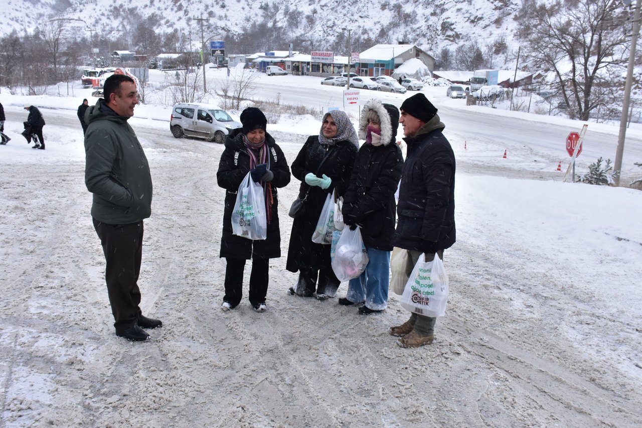 BAŞKANIMIZ, KAR KÜREME ÇALIŞMALARIMIZ KAPSAMINDA SAHADAYDIK