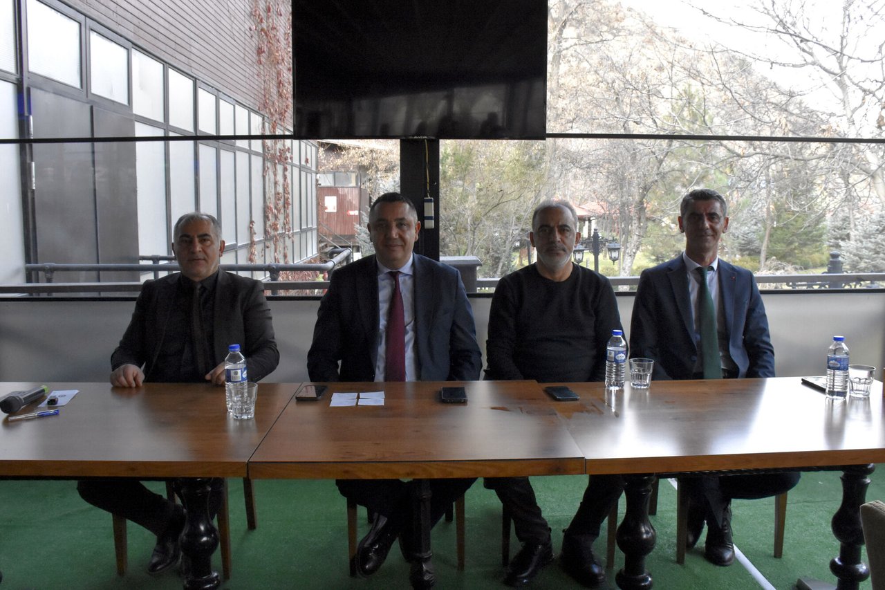 BAŞKANIMIZ, ULUSAL VE YEREL BASIN MENSUPLARIMIZLA BULUŞTU, ÖĞRENCİLERİMİZE BAŞARILAR DİLEDİ