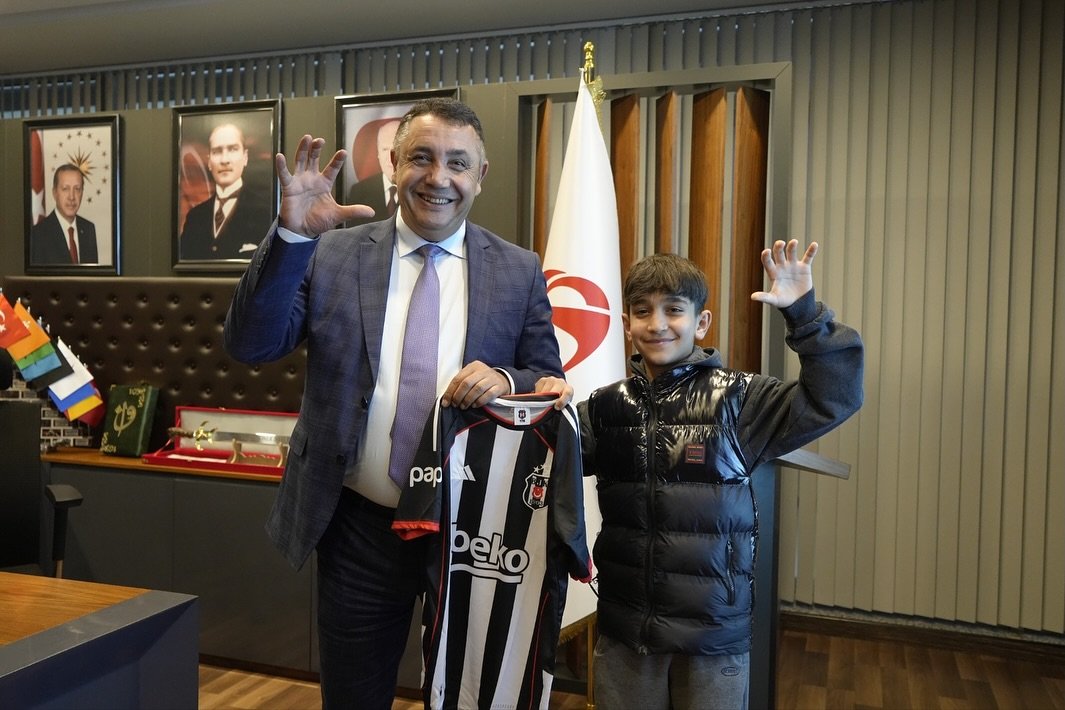 BAŞKANIMIZ, SÖZ VERDİĞİ TRABZONSPOR VE BEŞİKTAŞ FORMALARINI MAKAMINDA TAKDİM ETTİ