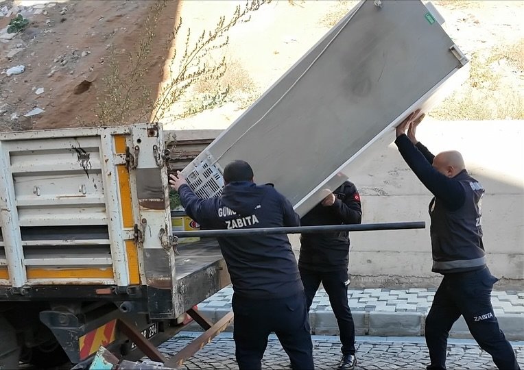 ZABITA EKİPLERİMİZ, ŞEHRİN GENELİNDE KALDIRIM İŞGALİ YAPAN ESNAFLARA YÖNELİK DENETİM BAŞLATTI