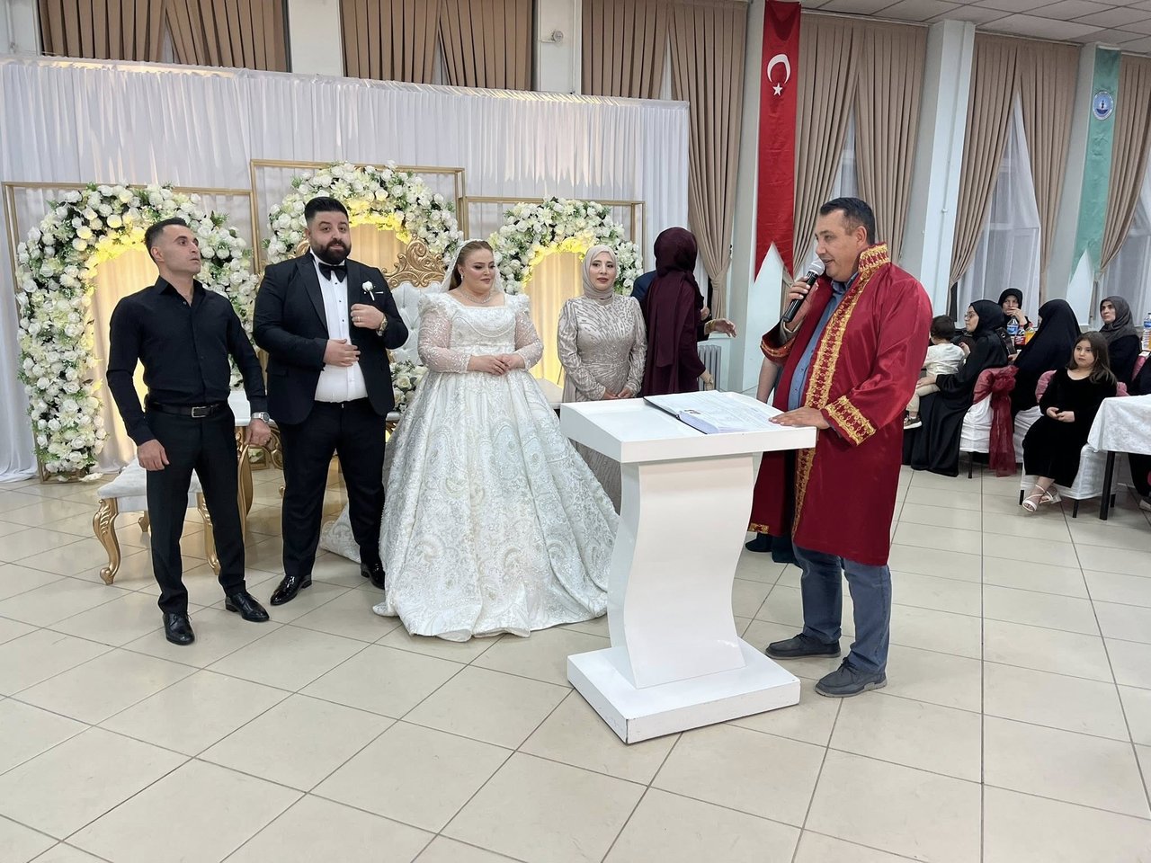BAŞKANIMIZ, HAMİDE ÜÇEL VE MUHAMMED BULUT ÇİFTİNİN DÜĞÜN TÖRENLERİNDE NİKAH AKİTLERİNİ GERÇEKLEŞTİRDİ