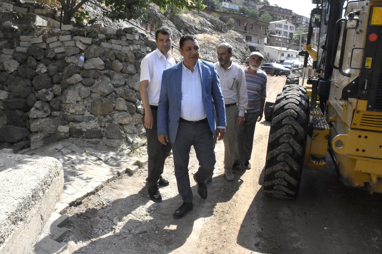 BAŞKANIMIZ, ŞERİF AKDİK SOKAK’TA ASFALT ÇALIŞMALARINI YERİNDE İNCELEDİ