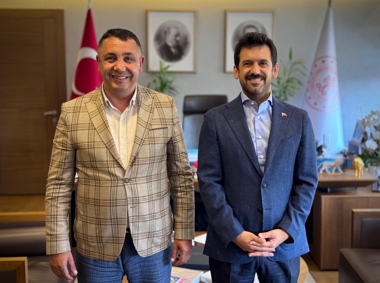 BAŞKANIMIZ, KÜLTÜR VE TURİZM BAKAN YARDIMCIMIZ SAYIN DR. BATUHAN MUMCU’YA ZİYARET ETTİ