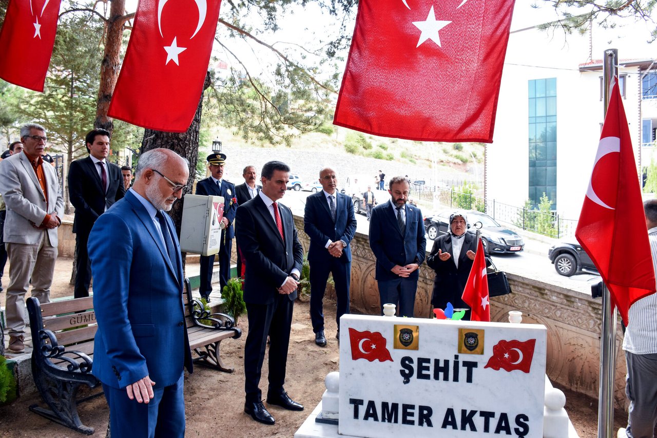 BAŞKAN VEKİLİMİZ HATİCE IŞIK GÜRÇINAR, ŞEHİT KABRİ ZİYARET ETTİ, FOTOĞRAF SERGİSİ AÇILIŞINA KATILDI