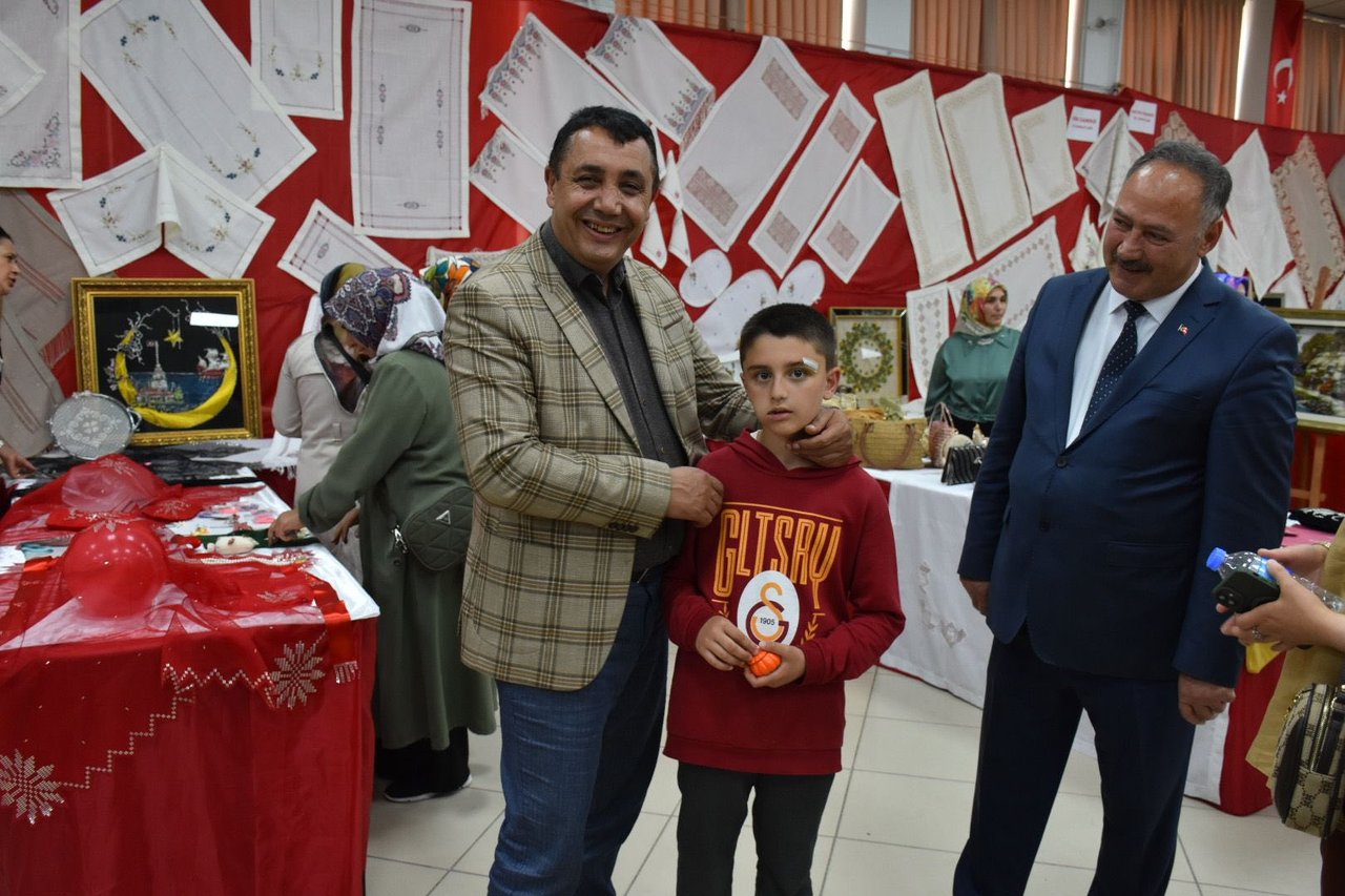 BAŞKANIMIZ, HAYAT BOYU ÖĞRENME HAFTASI KAPSAMINDA DÜZENLENEN  YIL SONU SERGİSİNE KATILDI