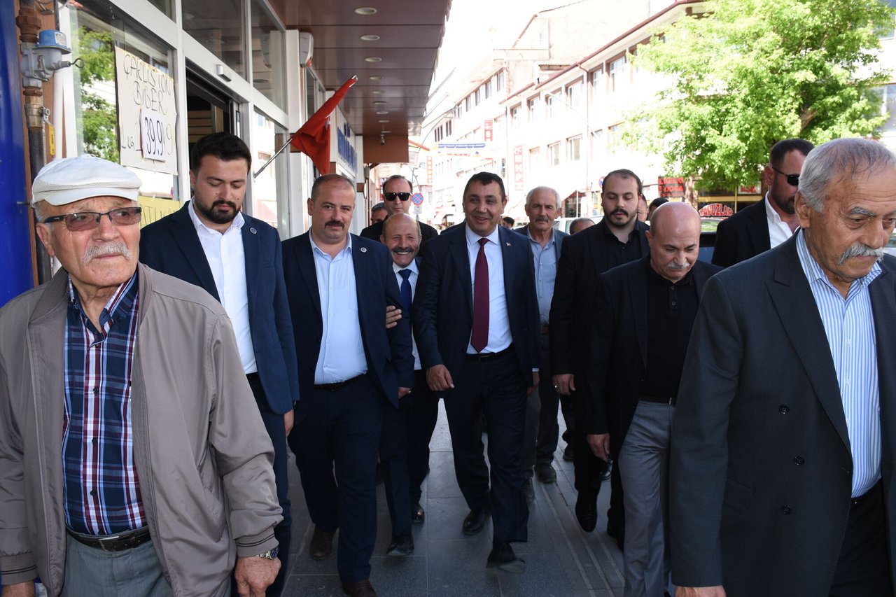 BAŞKANIMIZ, ÜLKÜCÜ ŞEHİDİMİZ FUAT ALTUN’U, KABRİ BAŞINDA DUALARLA YAD ETTİ
