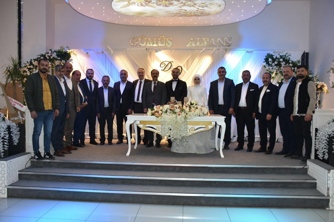 BAŞKANIMIZ, DEMET ÖZDEMİR VE OSMAN AKÇAY ÇİFTİMİZİN DÜĞÜN TÖRENİNE KATILDI