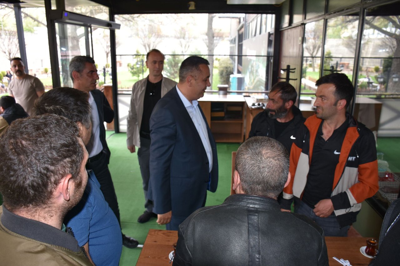 BAŞKANIMIZ,1 MAYIS EMEK VE DAYANIŞMA GÜNÜ’DE NÖBETÇİ OLARAK ÇALIŞAN İŞÇİLERİMİZLE BİR ARAYA GELDİ
