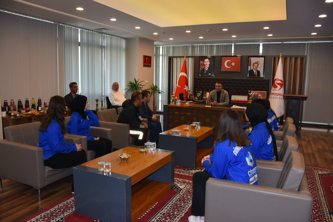 BAŞKANIMIZ, GÜMÜŞHANE LİSESİ KIZ BOWLİNG TAKIMINI AĞIRLADI, AÇILIŞ TÖRENİNE KATILDI