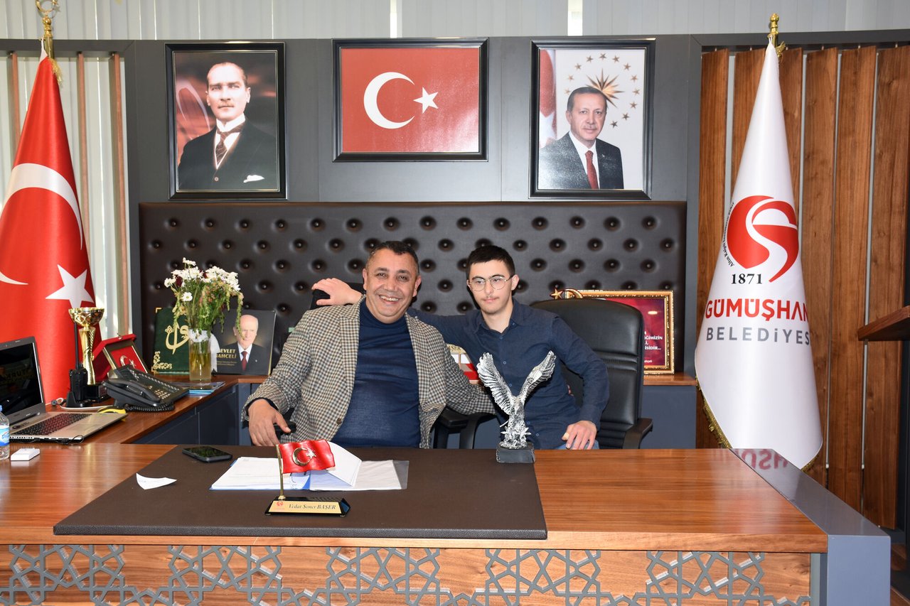 BAŞKANIMIZ, BURAK PEZÜK’E ZİYARETİNDEN DOLAYI TEŞEKKÜR ETTİ