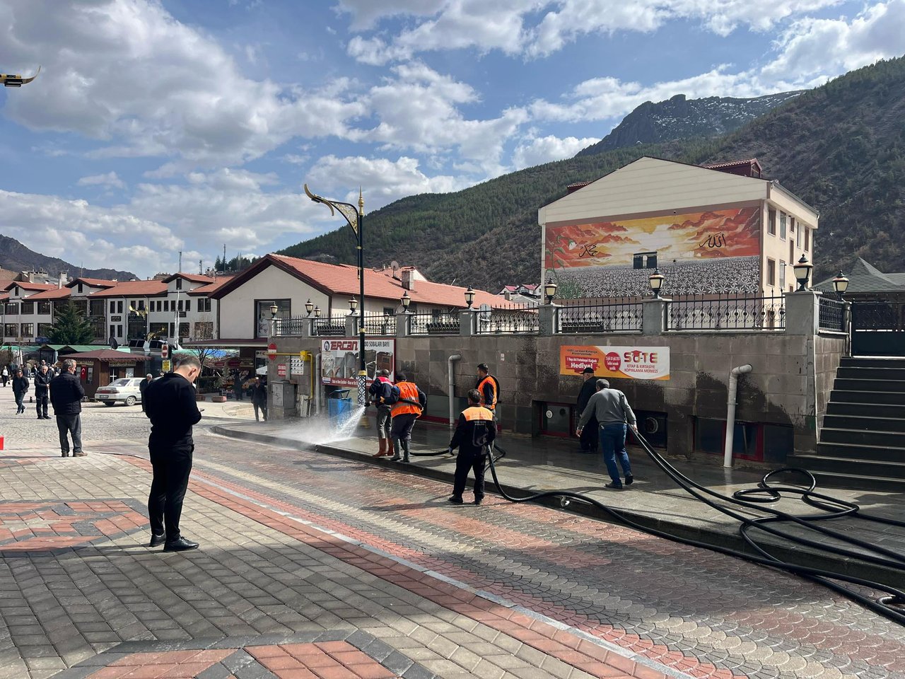 BAŞKANIMIZ, BELEDİYEMİZ EKİPLERİMİZ BAHAR TEMİZLİĞİ ÇALIŞMALARINI SÜRDÜRÜYOR
