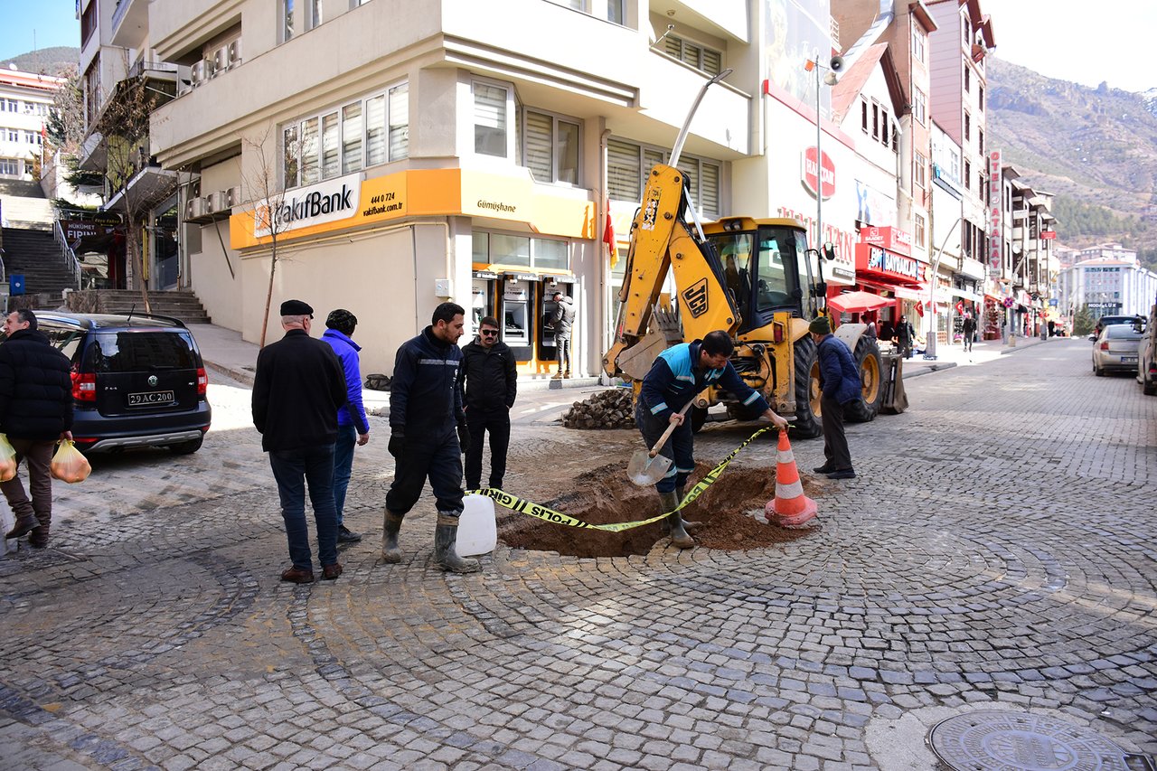 BAŞKANIMIZ, SU ŞEBEKESİ HATLARINDA OLUŞAN ARIZALARIN ONARIM ÇALIŞMALARINI YERİNDE İNCELEDİ