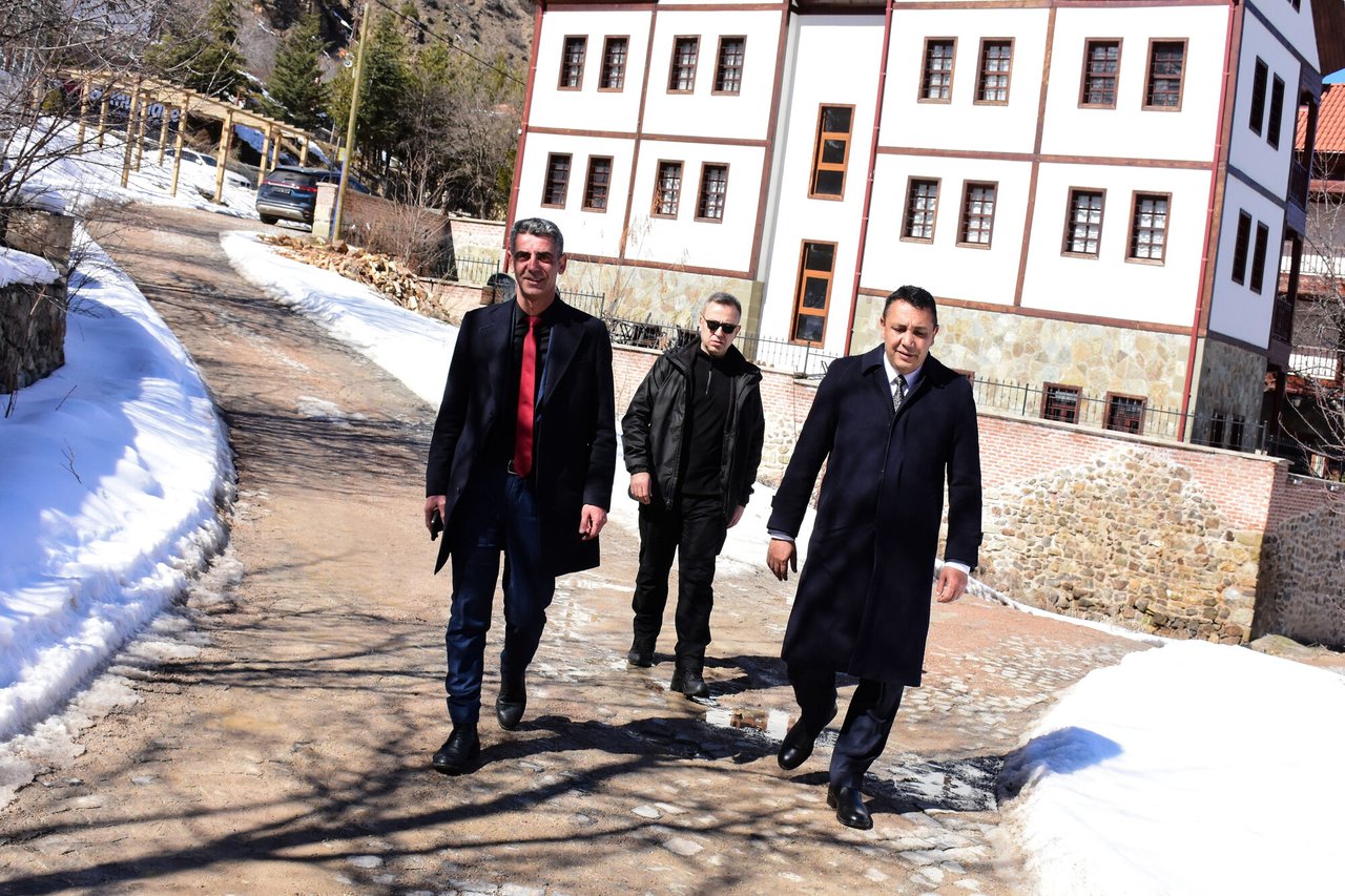 BAŞKANIMIZ, SÜLEYMANİYE MAHALLESİ'NDE MEYDANA GELEN SU ARIZASINI İNCELEDİ