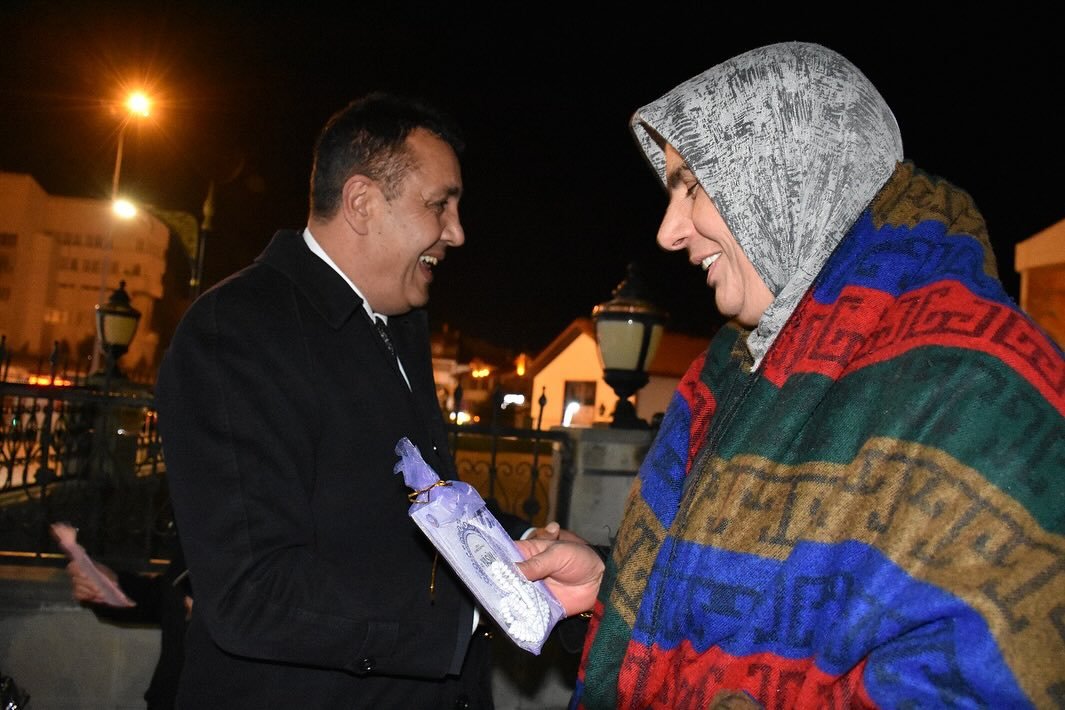 BAŞKANIMIZ, TERAVİH NAMAZI SONRASI VATANDAŞLARIMIZA YASİN-İ ŞERİF, TESBİH VE OSMANLI ŞERBETİ DAĞITTI