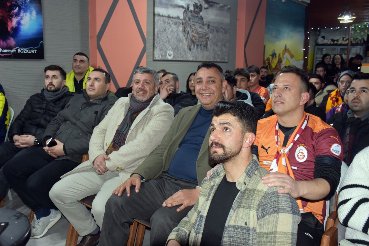 BAŞKANIMIZ, GALATASARAY VE FENERBAHÇE DERBİ MAÇINI MESAİ CAFE’DE İZLEDİ