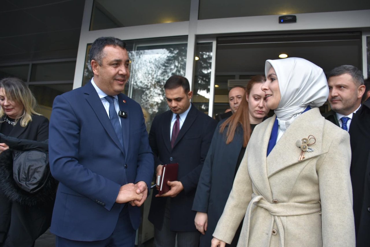 BAŞKANIMIZ, AİLE VE SOSYAL HİZMETLER BAKANIMIZ SAYIN MAHİNUR ÖZDEMİR GÖKTAŞ’I MAKAMINDA AĞIRLADI