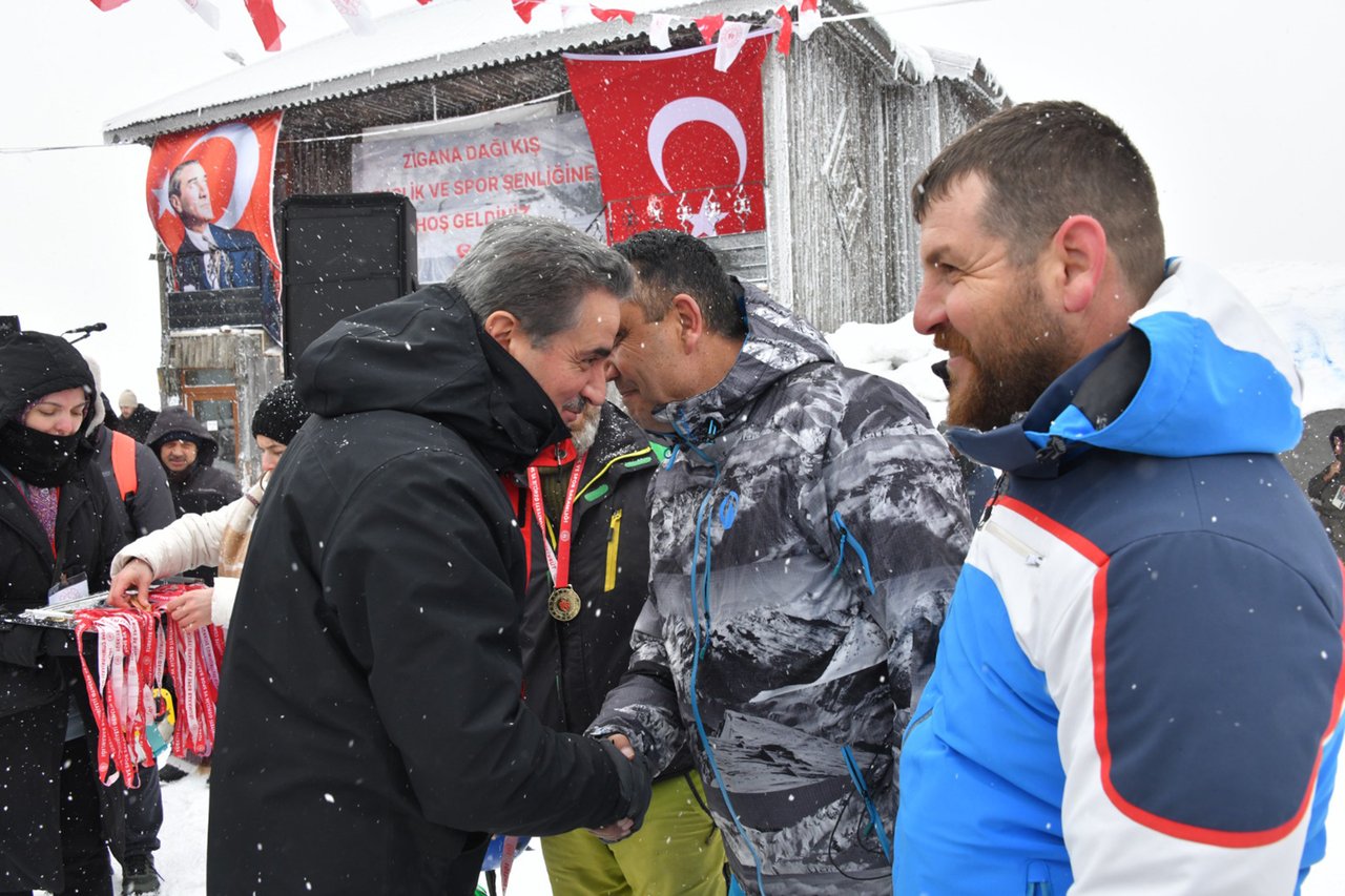 BAŞKANIMIZ, ZİGANA DAĞI KAYAK MERKEZİ'NDE DÜZENLENEN 15. KIŞ GENÇLİK VE SPOR ŞENLİĞİNE KATILDI