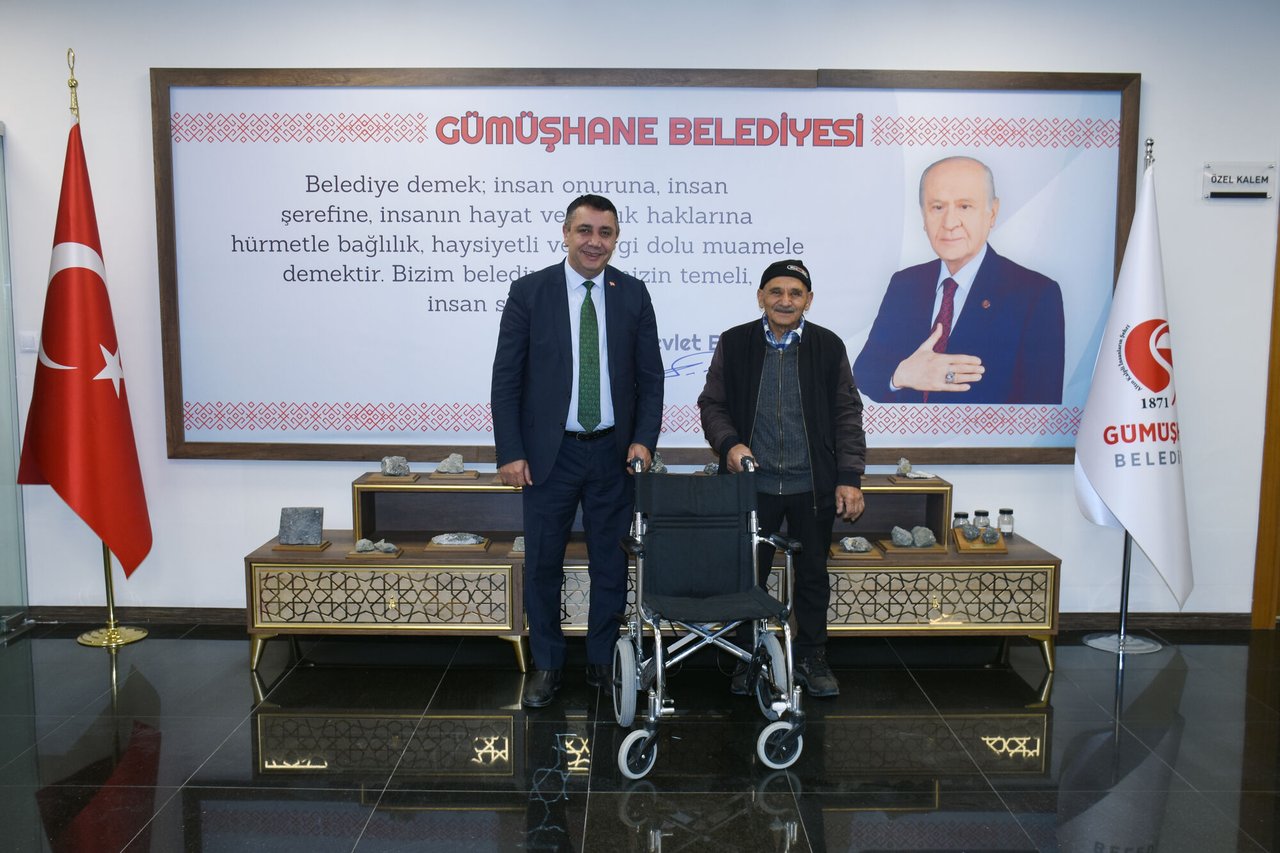 BAŞKANIMIZ, BELEDİYEMİZE BAĞIŞLANAN TEKERLEKLİ SANDALYEYİ İHTİYAÇ SAHİBİ ULAŞTIRDI