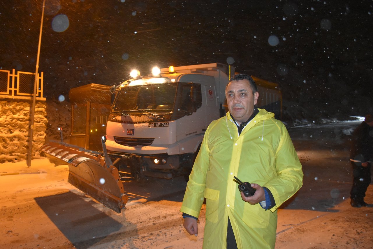 BAŞKANIMIZ, KAR KÜREME VE TUZLAMA ÇALIŞMALARINI YERİNDE İNCELEDİ
