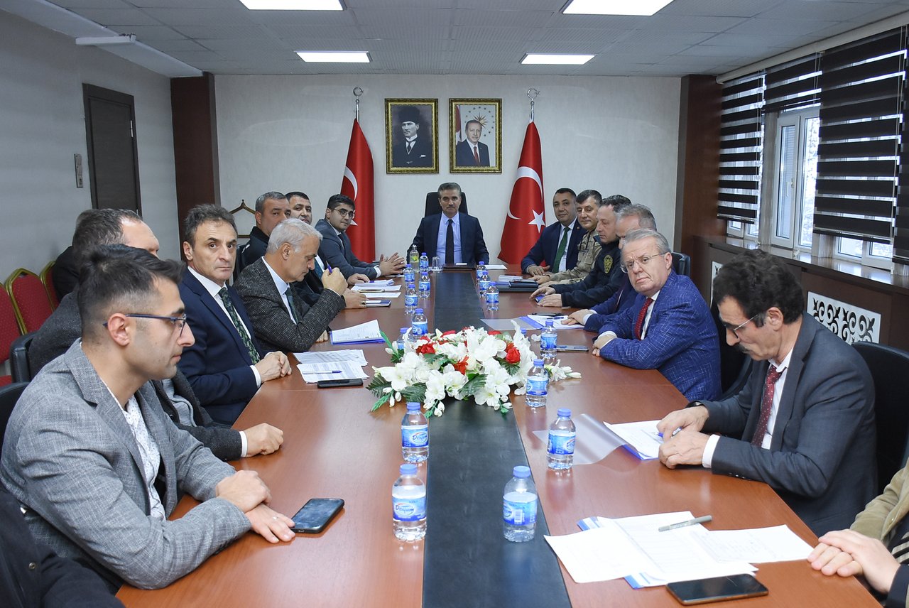 BAŞKANIMIZ, KAR YAĞIŞININ ARDINDAN İLGİLİ KURUM MÜDÜRLERİ İLE YAPILAN TOPLANTIYA KATILDI