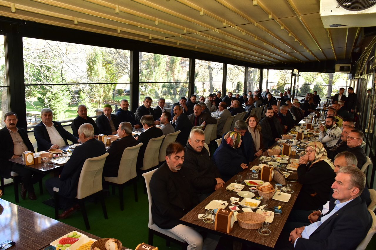 BAŞKANIMIZ, KÖY VE MAHALLE MUHTARLARIYLA KAHVALTI PROGRAMINDA BİR ARAYA GELDİ