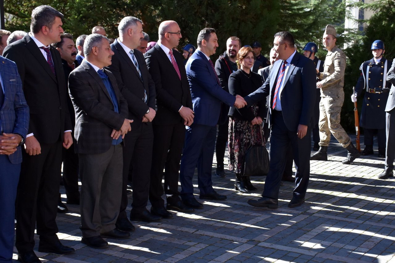 BAŞKANIMIZ, VALİLİK ATATÜRK ANITI ÖNÜNDE ÇELENK SUNMA TÖRENİNE KATILDI