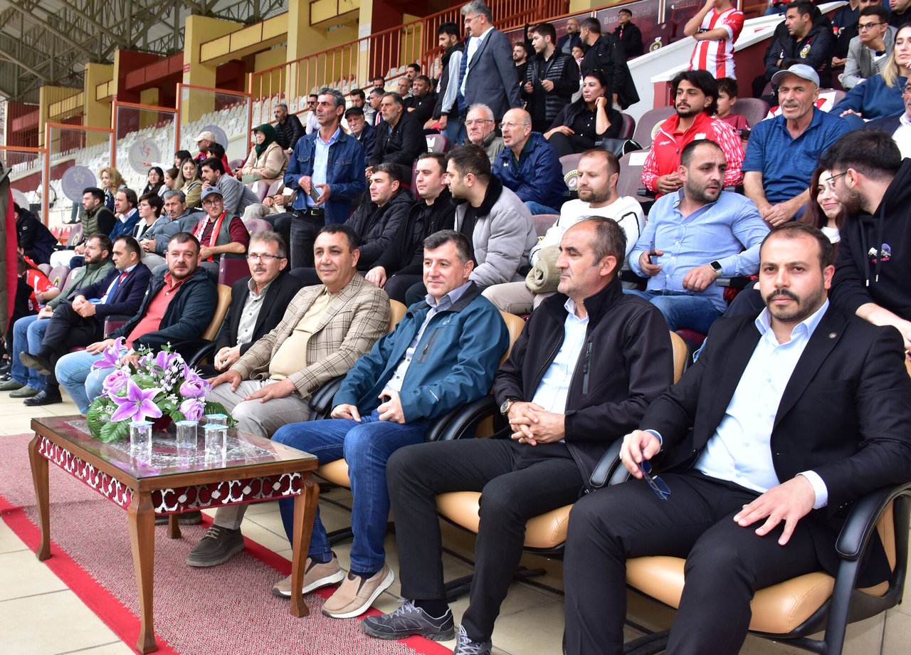 BAŞKANIMIZ, GÜMÜŞHANESPOR İLE KOPUZLAR VAKFI VELİKÖYSPOR MÜSABAKASINI İZLEDİ