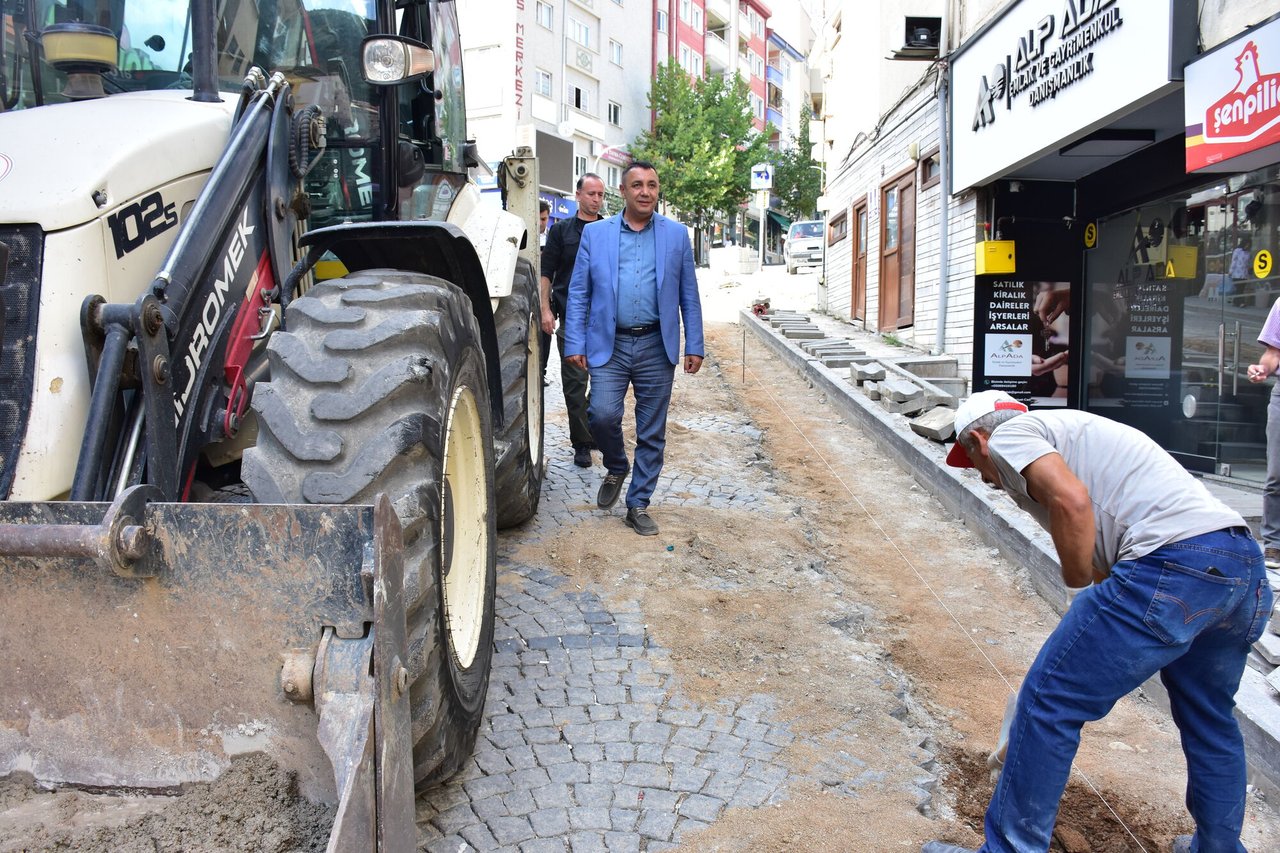 BAŞKANIMIZ, HÜRRİYET CADDEMİZDE DEVAM EDEN KALDIRIM GENİŞLETME ÇALIŞMALARINI İNCELEDİ