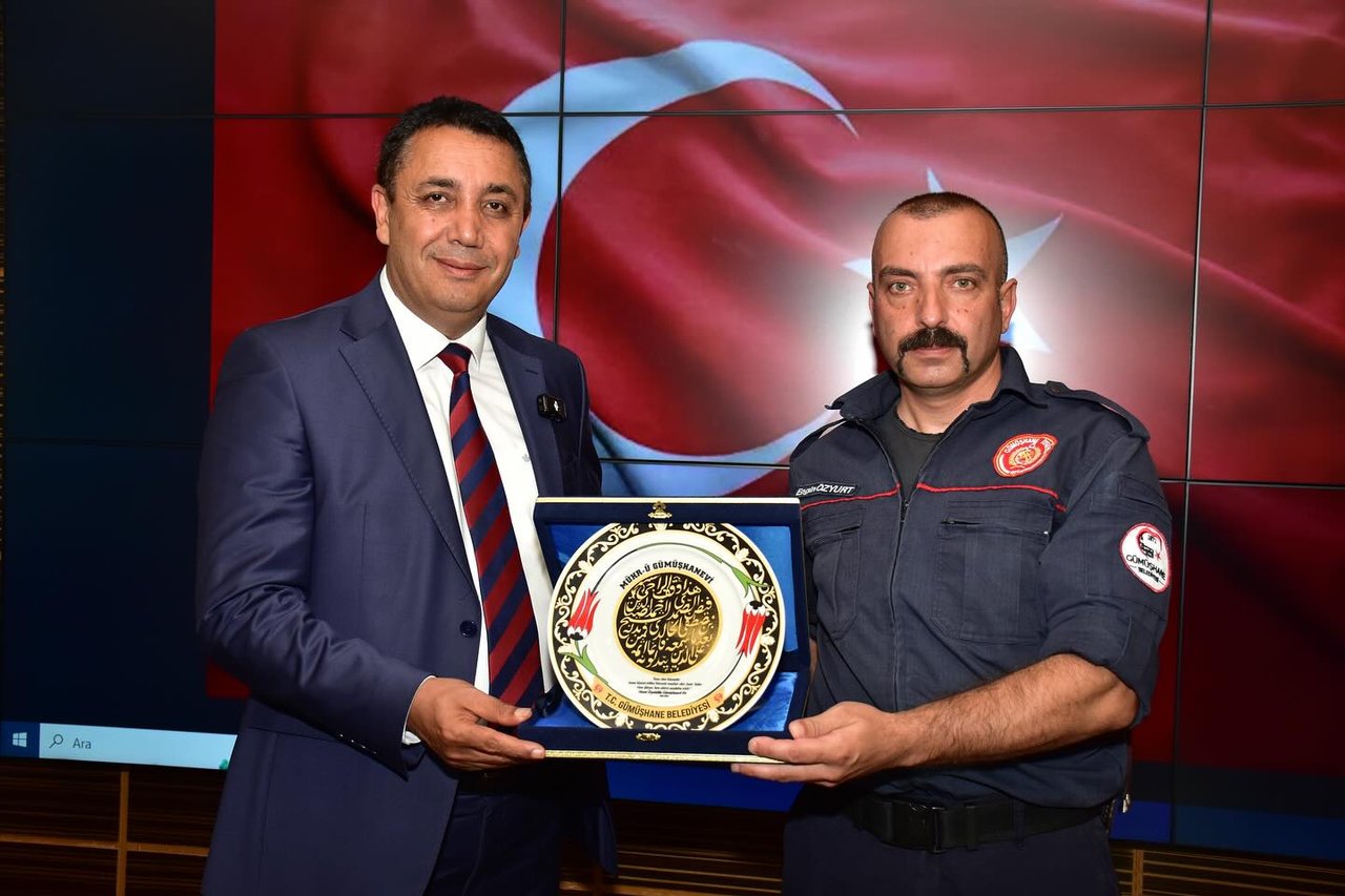 BAŞKANIMIZ, HARŞİT ÇAYI’NA DÜŞEN TÜRK BAYRAĞI’NI BULUNDUĞU YERDEN ÇIKARAN İTFAİYE ERİNİ  AĞIRLADI