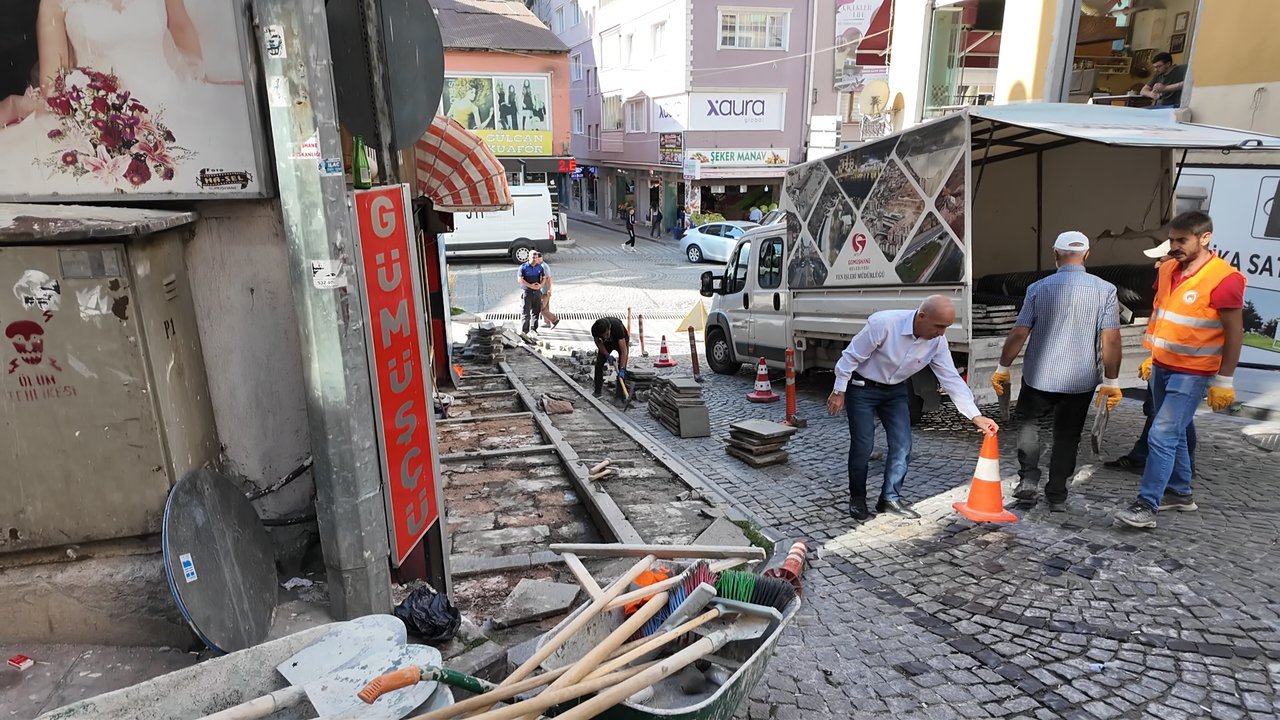 BELEDİYEMİZ, YOL VE KALDIRIM DÜZENLEME İŞLEMLERİNİ ARALIKSIZ BİR ŞEKİLDE SÜRDÜRÜYOR