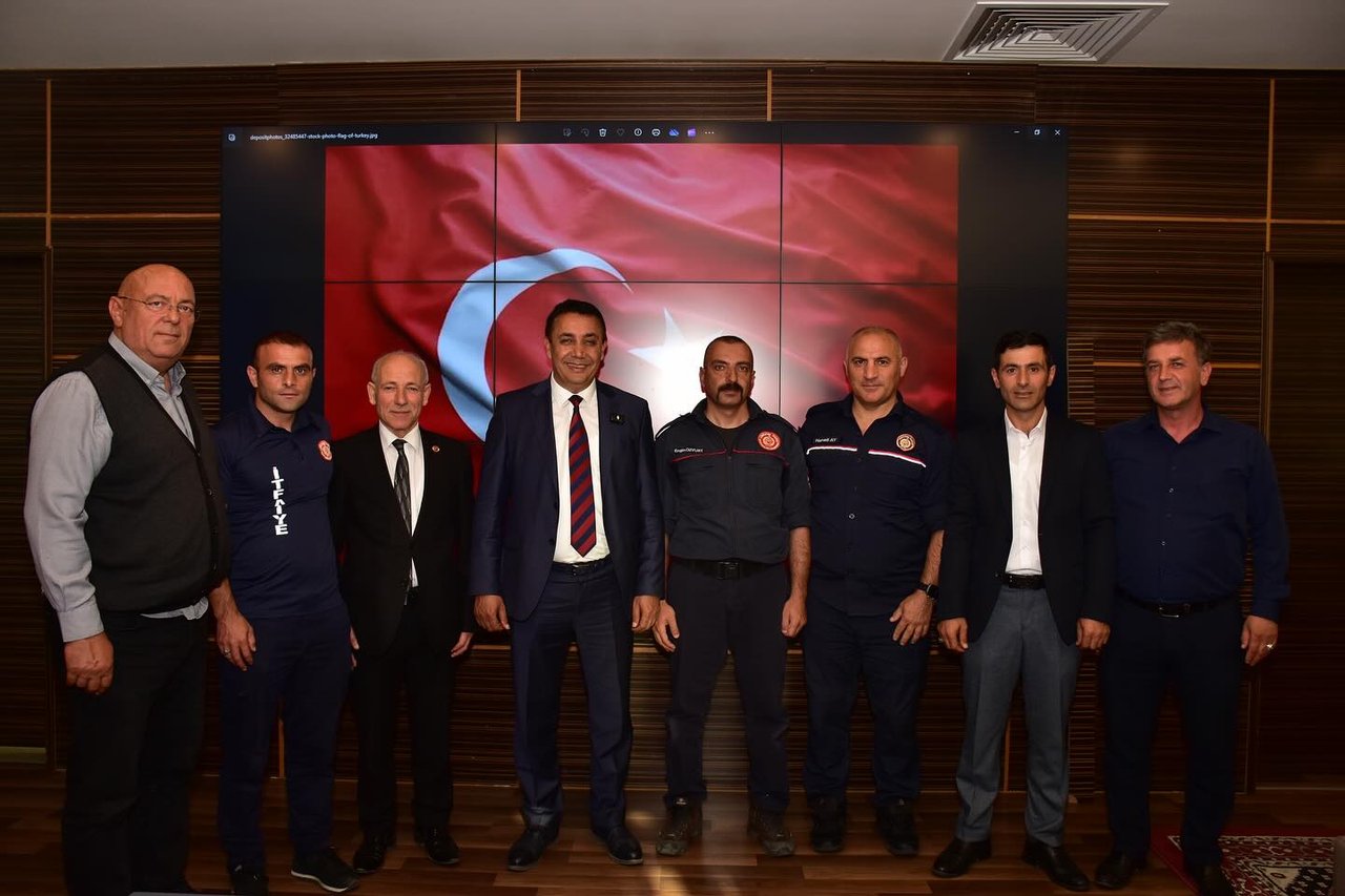 BAŞKANIMIZ, ŞANLI BAYRAĞIMIZI HARŞİT ÇAYI’NDAN ÇIKARAN İTFAİYE PERSONELLERİMİZİ MAKAMINDA AĞIRLADI