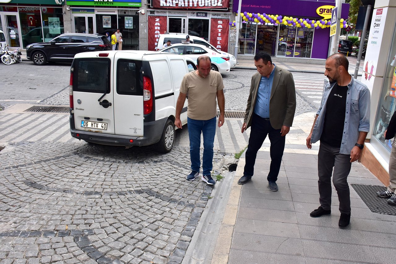 BAŞKANIMIZ, CAMİ SOKAKTA, KALDIRIM, SU AKARLARI VE ARAÇ TRAFİĞİNİ İNCELEDİ
