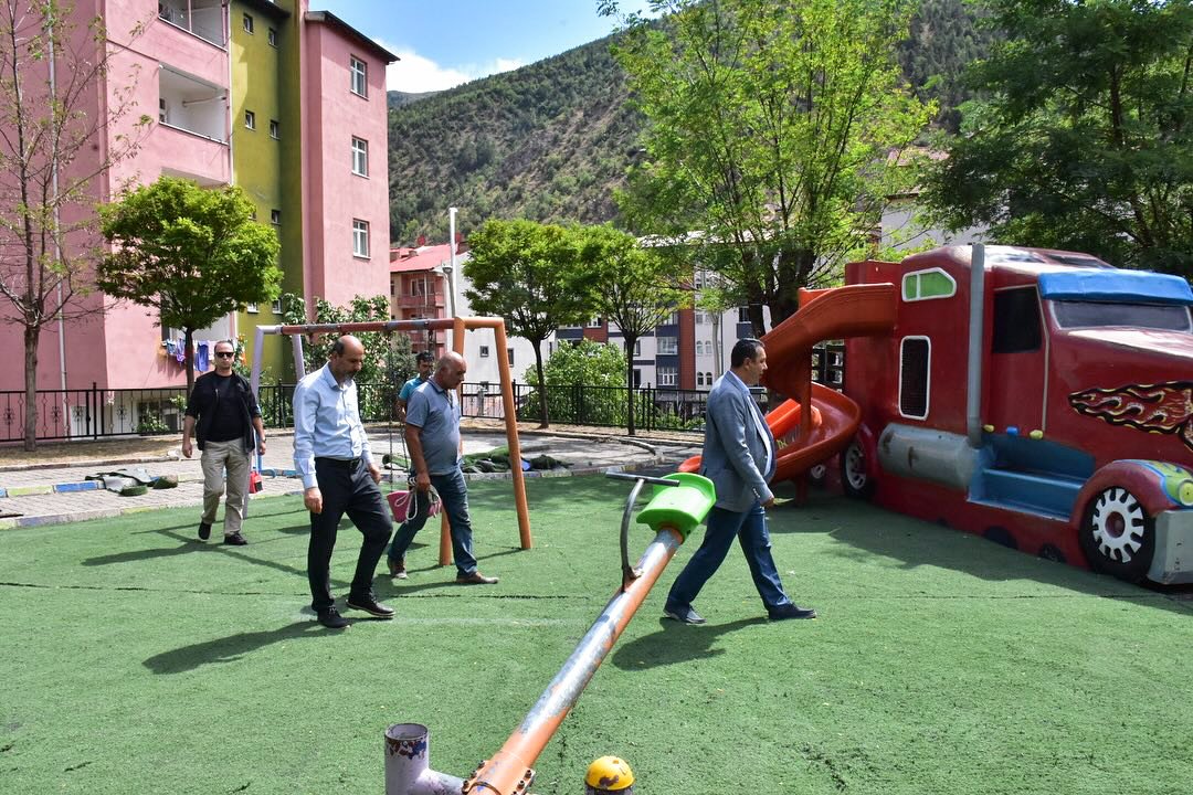 BAŞKANIMIZ, ALİ METİN TOKDEMİR PARKI’NDAKİ ZEMİN YENİLEME ÇALIŞMALARINI İNCELEDİ.