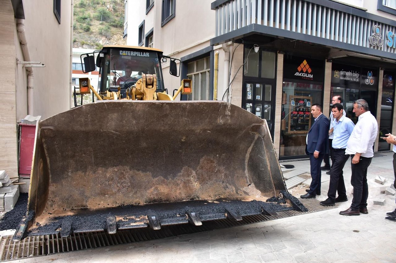 BAŞKANIMIZ, CUMHURİYET CADDESİ’NDEKİ GERÇEKLEŞTİRİLEN ASFALTLAMA ÇALIŞMAMIZI İNCELEDİ